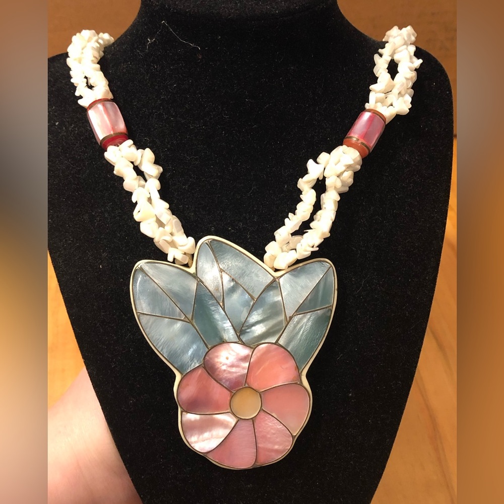 Mother-of-Pearl Flower Necklace